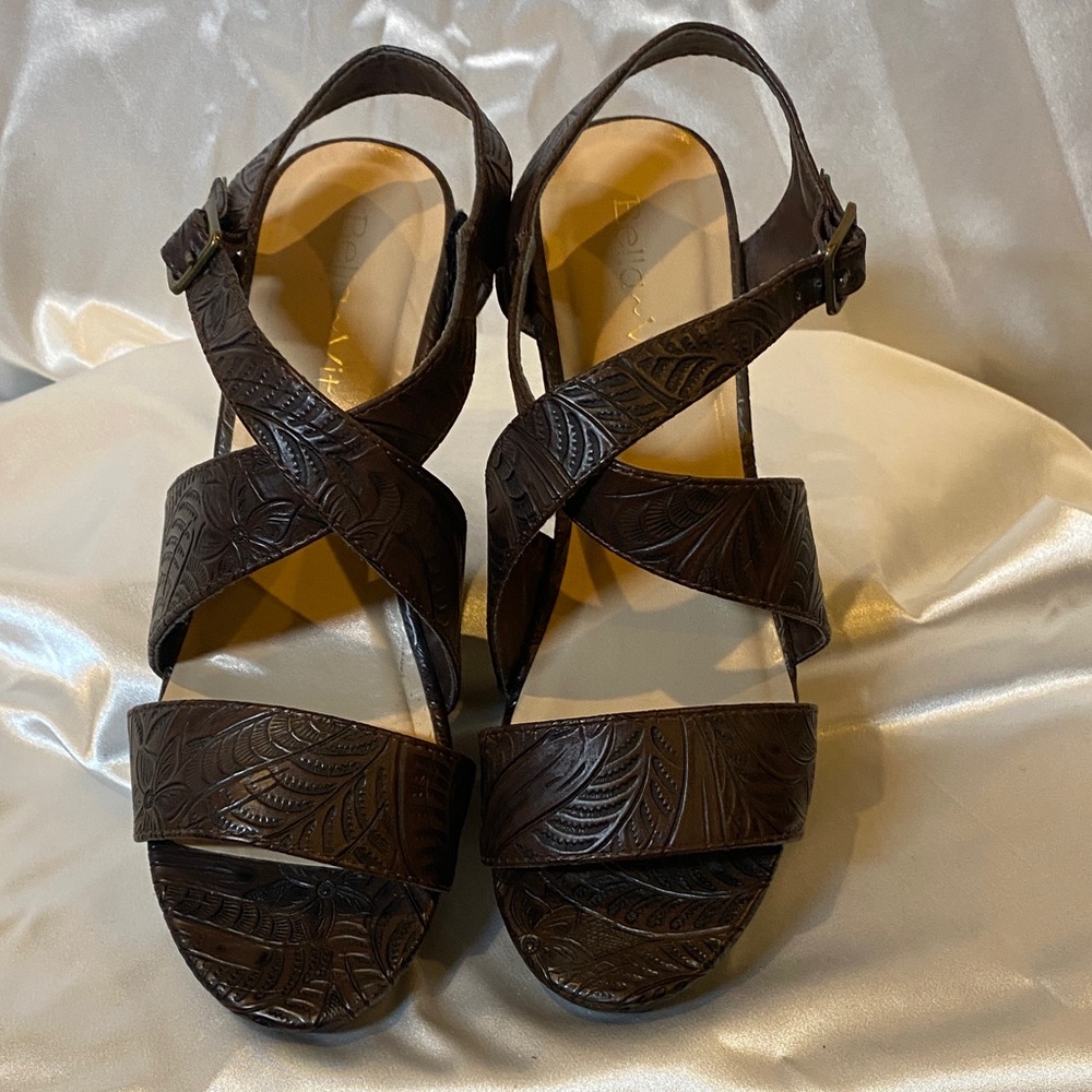 NWOT Bella Vita Dark Brown Embossed Sandals 8 W